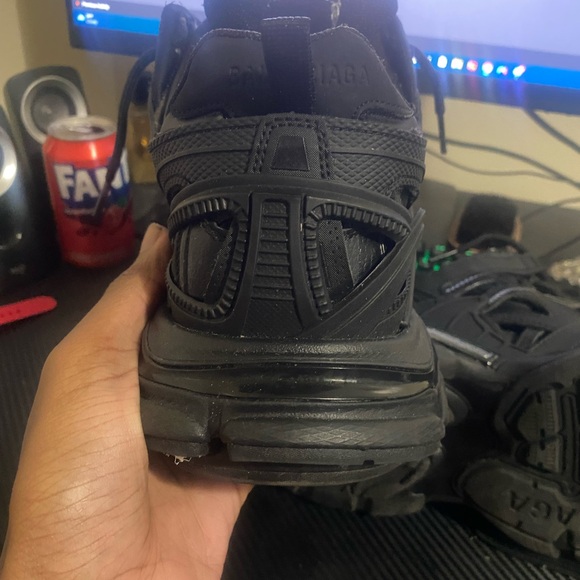 Size 11 men
No box
Extra laces included
Dust bag included 
Price debatable - Picture 4 of 4